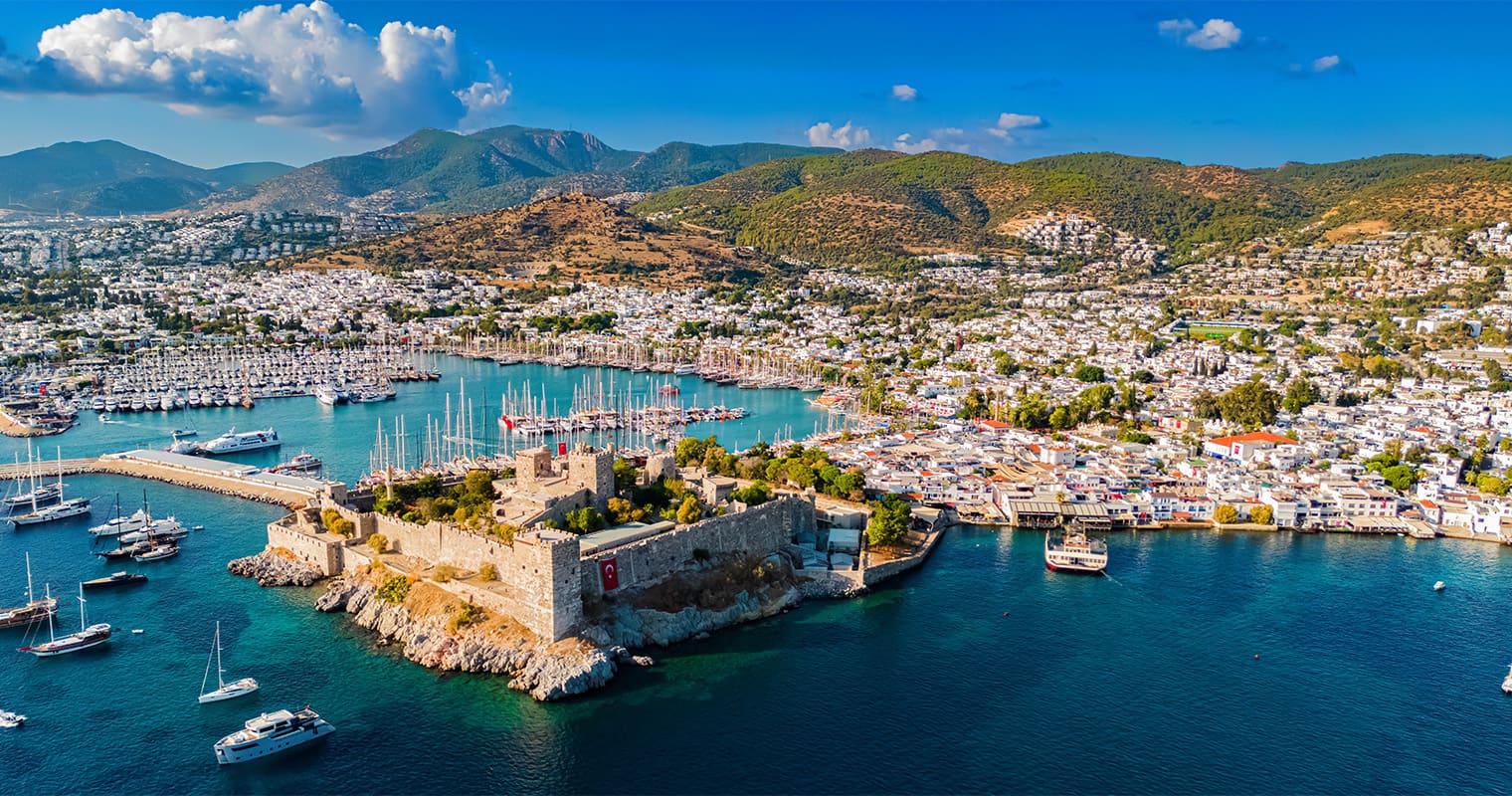 Bodrum, la antigua Halicarnaso, con el castillo de San Pedro y el puerto vistos desde el aire