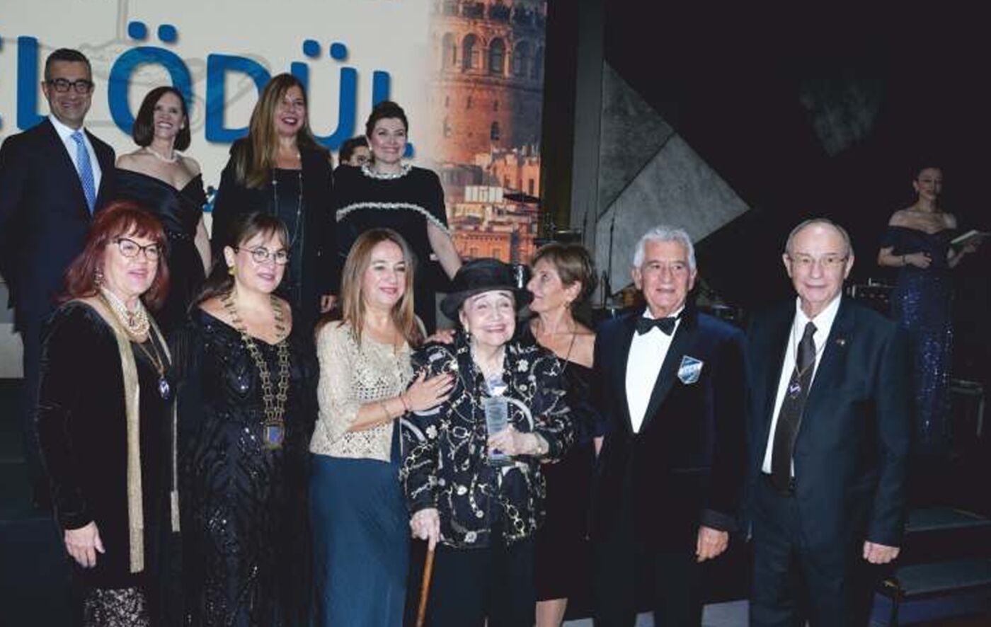 Nurdan Üstman receiving the Skål International Lifetime Achievement Award, İstanbul, 2025
